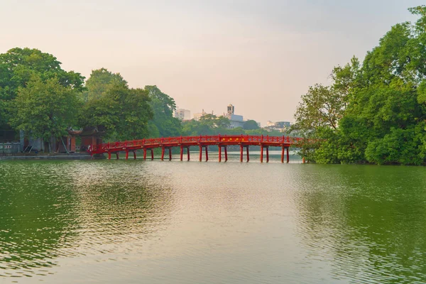 Die rote Brücke im öffentlichen Parkgarten mit Bäumen und Reflexion i — Stockfoto