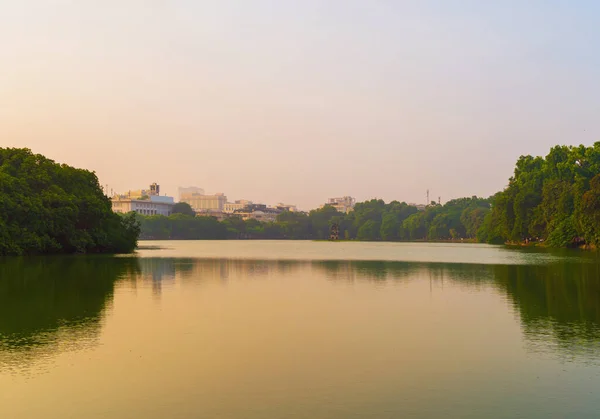 Tour de tortue avec des bâtiments gratte-ciel modernes et reflet dans — Photo