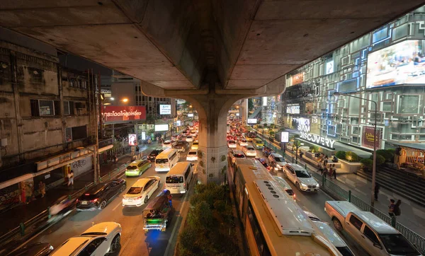 Kemacetan lalu lintas pada jam sibuk di jembatan jalan raya setelah menyelesaikan e — Stok Foto