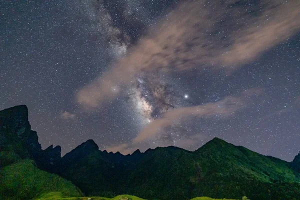 星と夏にFansipan山の丘の谷、乳白色の方法a — ストック写真