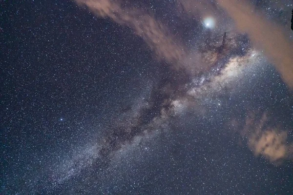 Gros plan de la voie lactée avec des étoiles brillantes sur le ciel bleu la nuit — Photo