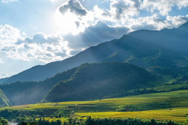 Fansipan horské kopce údolí v létě s rýžovou terasou — Stock fotografie