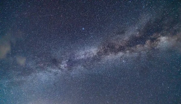 Крупним планом молочний шлях з яскравими зірками на блакитному небі вночі — стокове фото