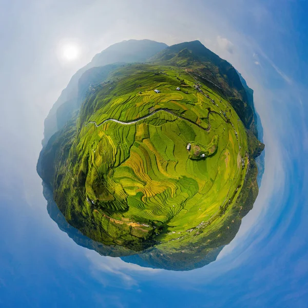 Küçük gezegen 360 derece küre. Çeltik pirinç teraslarının manzarası — Stok fotoğraf