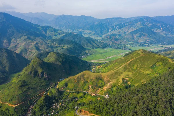 Letecký pohled shora na rýžové terasy, zelené zemědělské pole — Stock fotografie