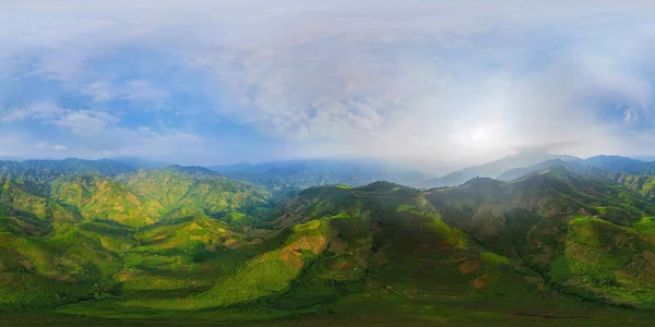 360-градусна панорама під кутом 180 градусів безшовний вид на панораму padd — стокове фото