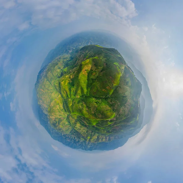 Pequeño planeta esfera de 360 grados. Panorama de terrazas de arroz con arroz —  Fotos de Stock