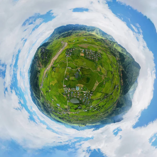 Lilla planeten 360 graders sfär. Panorama av Fansipan berg w — Stockfoto