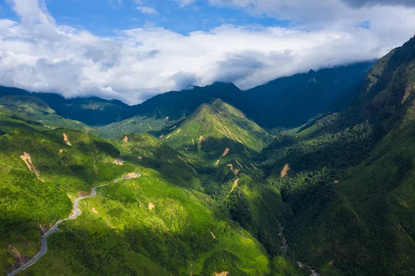 Letecký pohled na Fansipan horské kopce údolí v létě s podložkou — Stock fotografie