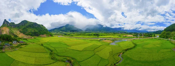 Flygfoto över Fansipan berg kullar dal på sommaren med pad — Stockfoto