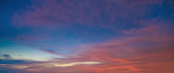 日落的天空。抽象自然背景。戏剧性的蓝色和橙色 — 图库照片