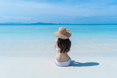 Mutlu Asyalı kadın, seksi Taylandlı kadın, rahatlıyor ve eğleniyor.