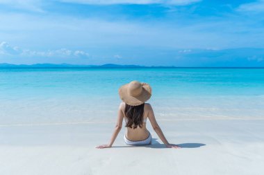 Mutlu Asyalı kadın, seksi Taylandlı kadın, rahatlıyor ve eğleniyor.