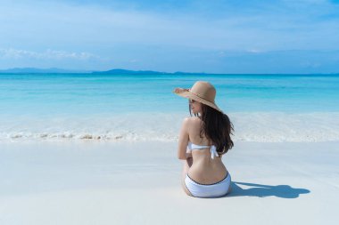 Mutlu Asyalı kadın, seksi Taylandlı kadın, rahatlıyor ve eğleniyor.