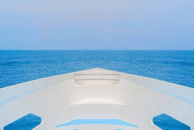 Patong sahilinde mavi turkuaz deniz suyu, Phuket adası.