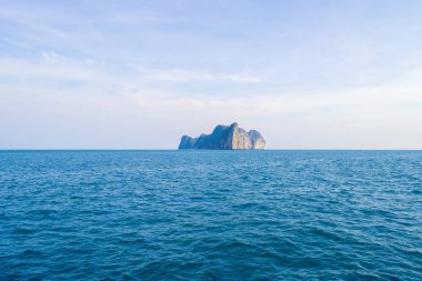 Patong sahilinde mavi turkuaz deniz suyu, Phuket adası.