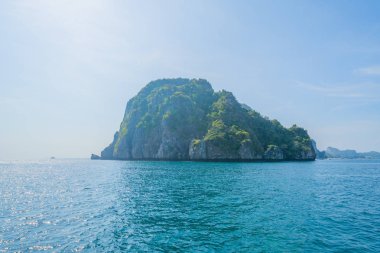 Patong sahilinde mavi turkuaz deniz suyu, Phuket adası.