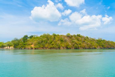 Patong sahilinde mavi turkuaz deniz suyu, Phuket adası.