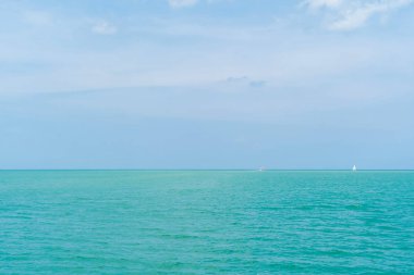 Patong sahilinde mavi turkuaz deniz suyu, Phuket adası.