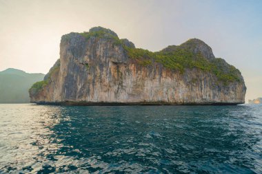 Phi Phi, Maya sahilinde mavi turkuaz deniz suyu, Phuket adası 