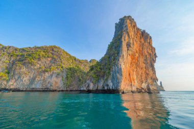 Phi Phi, Maya sahilinde mavi turkuaz deniz suyu, Phuket adası 
