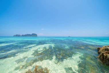 Phi Phi, Maya sahilinde mavi turkuaz deniz suyu, Phuket adası 