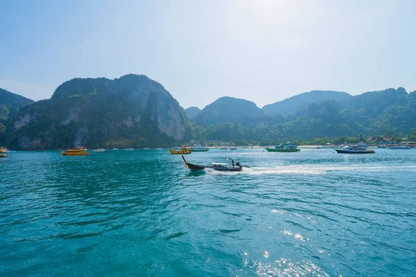 Hajók Patong tengerparton kék türkiz tengervíz, Phuket islan — Stock Fotó