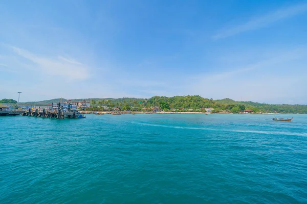 Barcos em Patong praia com azul turquesa água do mar, Phuket Islane — Fotografia de Stock