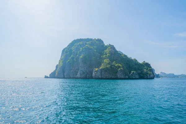 Łodzie na plaży Patong z niebieską turkusową wodą morską, Phuket islan — Zdjęcie stockowe