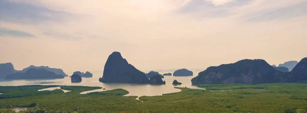 Samet Nangshe Viewpoint at sunset with Andaman sea in Phang Nga — Stock Photo, Image