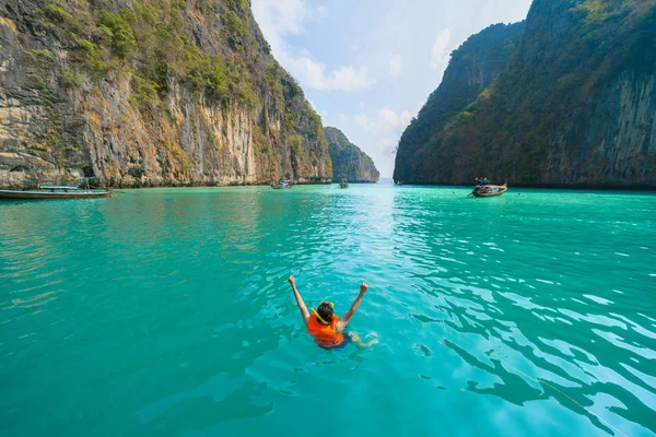Um homem asiático, um turista, mergulho, natação ou snorkeling em Krabi — Fotografia de Stock