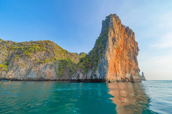 Phi Phi, praia maia com água do mar azul turquesa, ilha de Phuket — Fotografia de Stock