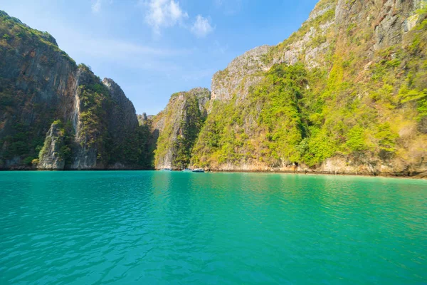 Phi Phi, Maya beach with blue turquoise seawater, Phuket island — Stock Photo, Image