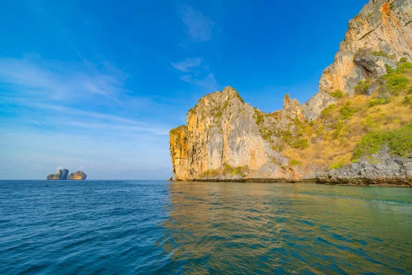 Phi Phi, playa Maya con agua de mar azul turquesa, isla Phuket —  Fotos de Stock