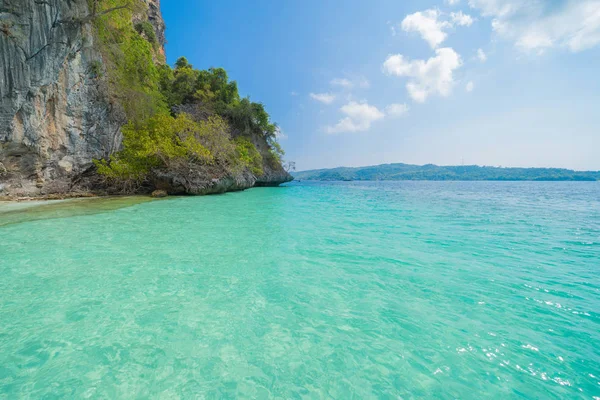 Phi phi, Maya-Strand mit türkisblauem Meerwasser, Insel Phuket — Stockfoto