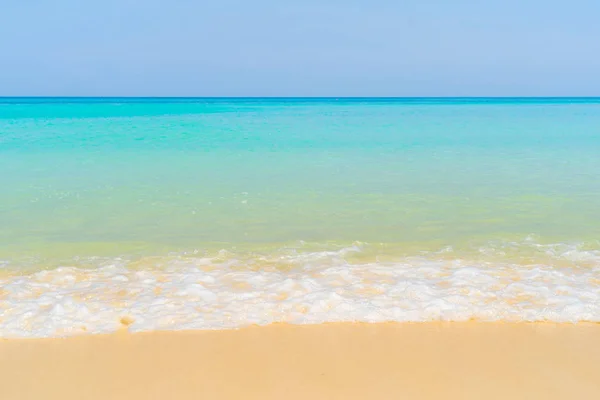 Phi Phi, Mayská pláž s modrou tyrkysovou mořskou vodou, ostrov Phuket — Stock fotografie