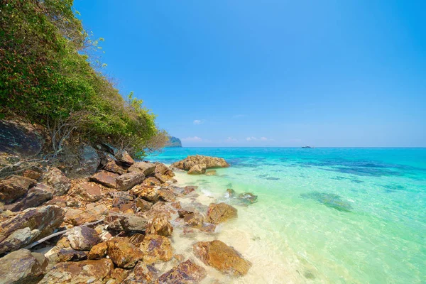 Phi Phi, Maya strand met blauw turquoise zeewater, Phuket eiland — Stockfoto