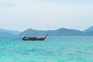 Phi Phi 'de tekneler, Maya sahillerinde mavi turkuaz deniz suyu, Phuke