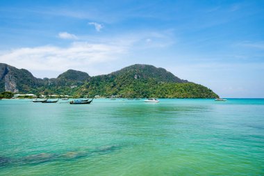 Phi Phi 'de tekneler, Maya sahillerinde mavi turkuaz deniz suyu, Phuke