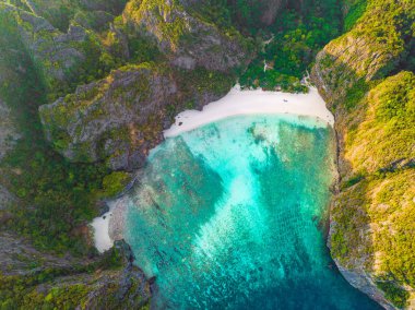 Phi Phi 'nin havadan görünüşü, Maya sahilinde mavi turkuaz deniz suyu.,