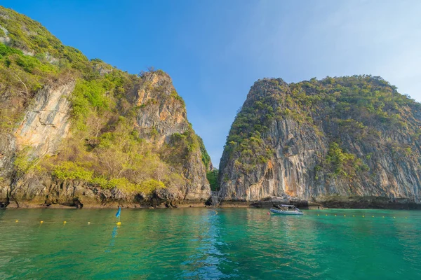 Hajók Phi Phi, Maya strand kék türkiz tengervíz, Phuke — Stock Fotó