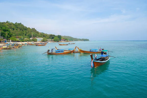 Lodě v Phi Phi, Maya pláž s modrou tyrkysovou mořskou vodou, Phuke — Stock fotografie