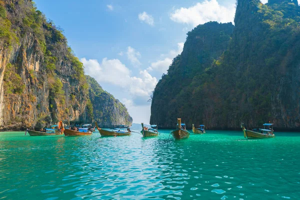 Hajók Phi Phi, Maya strand kék türkiz tengervíz, Phuke — Stock Fotó