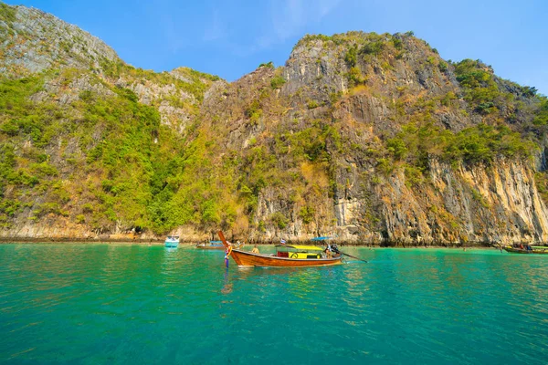 Barcos en Phi Phi, Playa Maya con agua de mar azul turquesa, Phuke —  Fotos de Stock