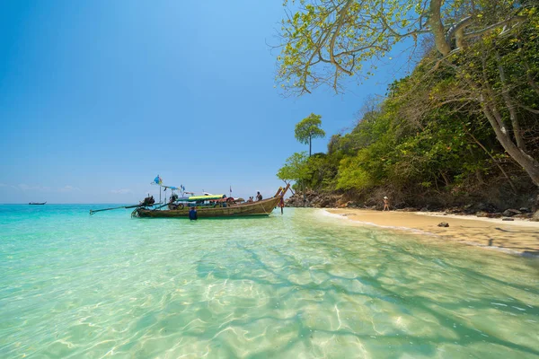 Σκάφη σε Phi Phi, Μάγια παραλία με μπλε τυρκουάζ θαλασσινό νερό, Phuke — Φωτογραφία Αρχείου