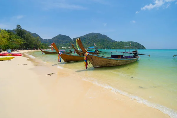 Phuke的菲菲、玛雅海滩、蓝色绿松石海水等地的船只 — 图库照片