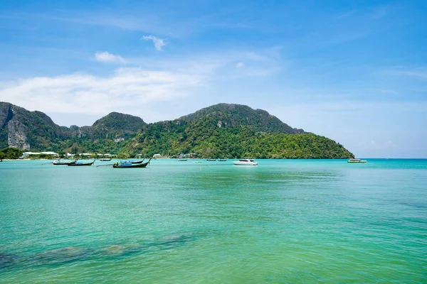 Barcos em Phi Phi, praia Maya com água do mar azul turquesa, Phuke — Fotografia de Stock