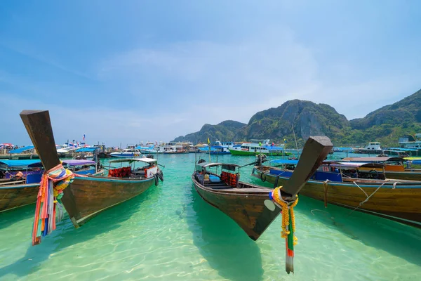 Boats in Phi Phi, Maya beach with blue turquoise seawater, Phuke — Stock Photo, Image