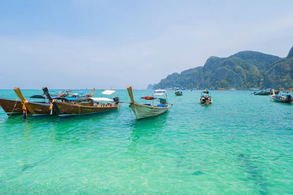 Barcos em Phi Phi, praia Maya com água do mar azul turquesa, Phuke — Fotografia de Stock