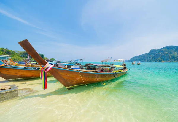 Lodě v Phi Phi, Maya pláž s modrou tyrkysovou mořskou vodou, Phuke — Stock fotografie